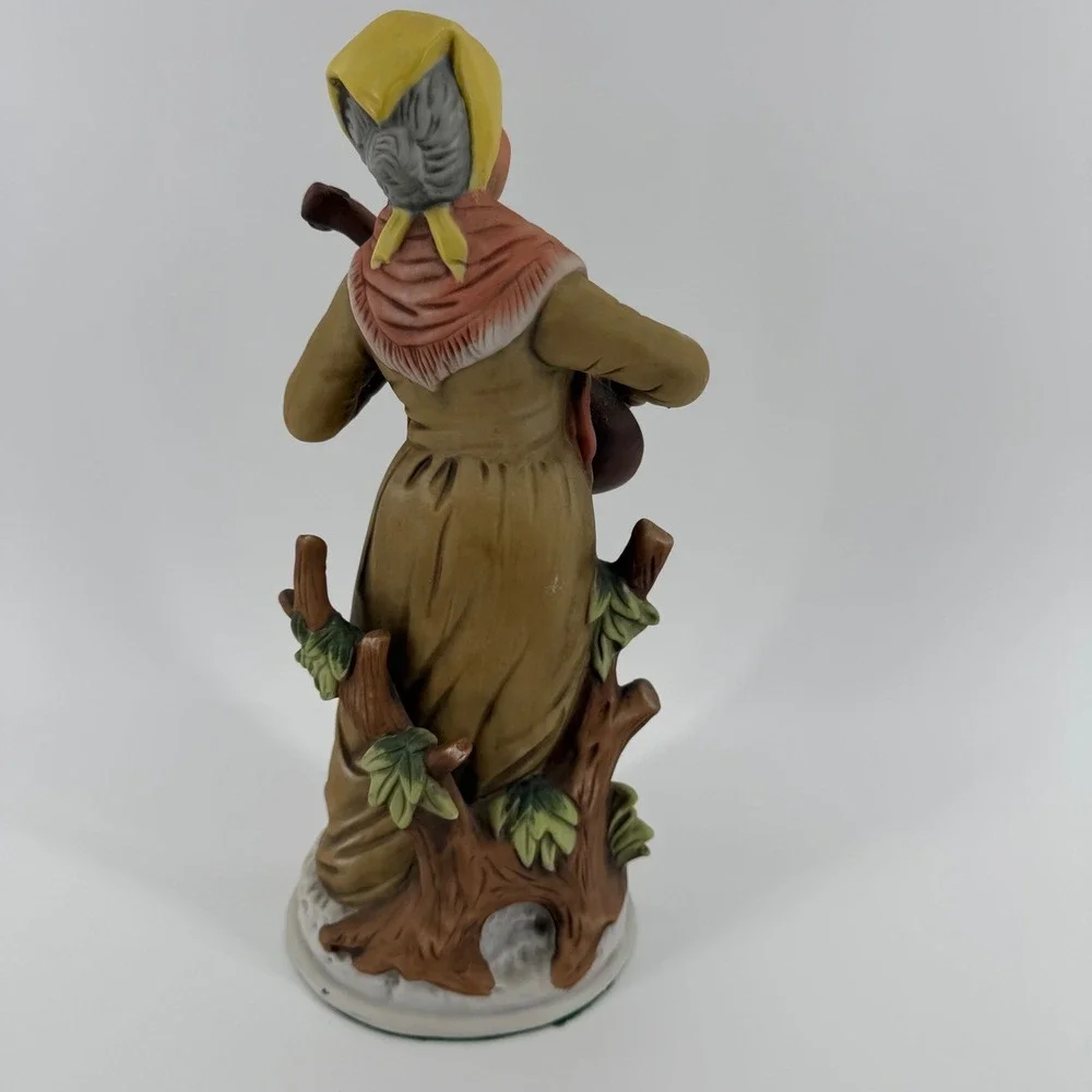 Vintage Old-World Woman Musician Playing the Mandolin‎ Porcelain Figurine 9 inch